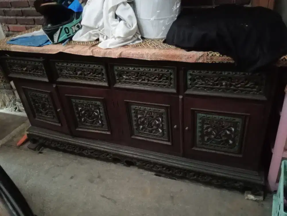 Lemari ukiran Jepara bunga bunga