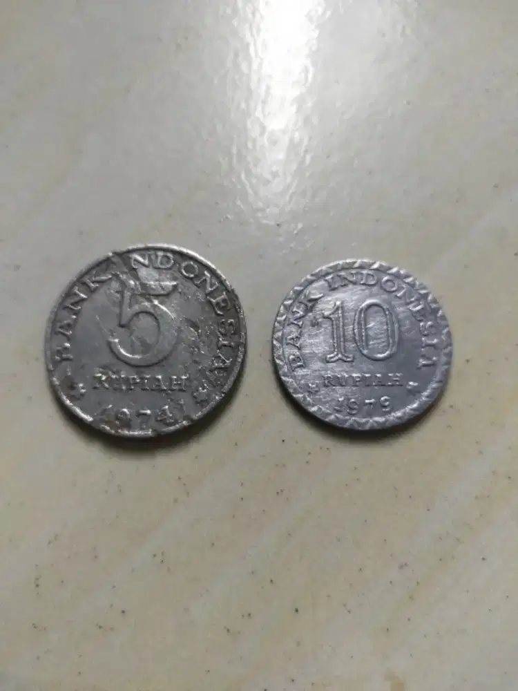 Uang logam Rp.5 dan Rp.10.