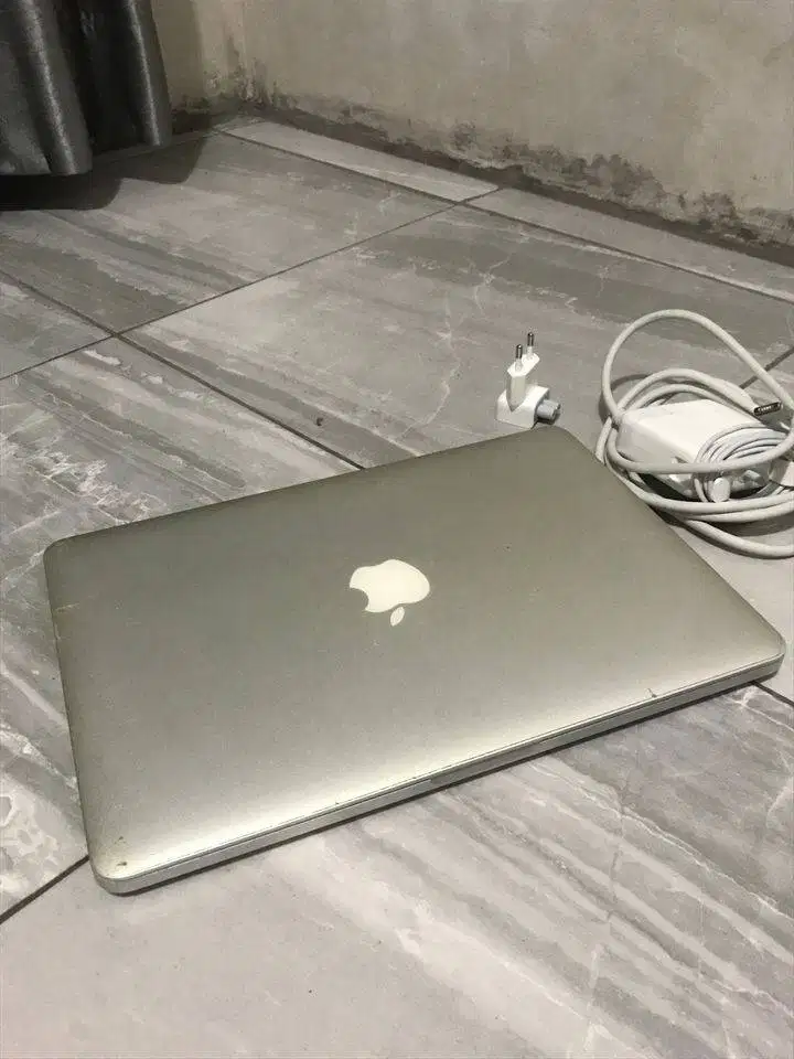 Macbook Pro 2015 13inch (layar mati)