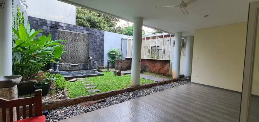 Rumah nyaman di Serenia Hills Regent Jaksel