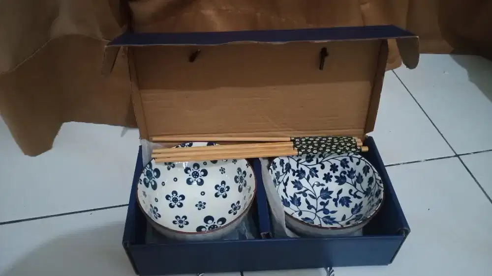Mangkuk set premium Bahan keramik tebal(mangkok2+4sumpit)+box uk11x6cm