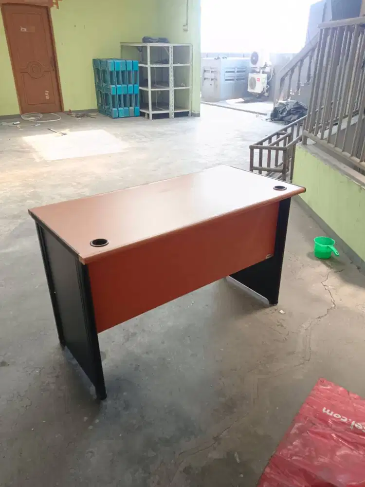 MEJA KANTOR 3 LACI UNTUK KERJA
