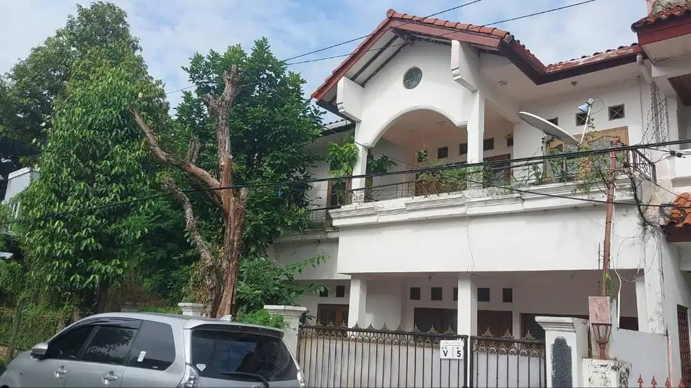 Dikontrakan / Dijual Rumah 2 lantai di Kavling DKI Cipedak