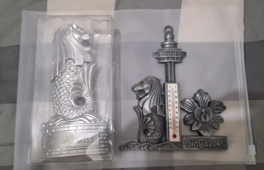 Pajangan Termometer dan Patung Merlion Silver Singapore