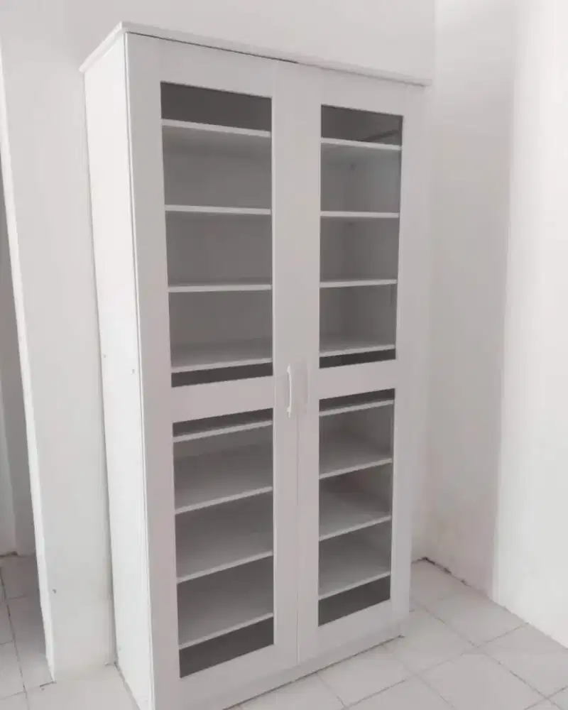 Lemari sepatu serbaguna