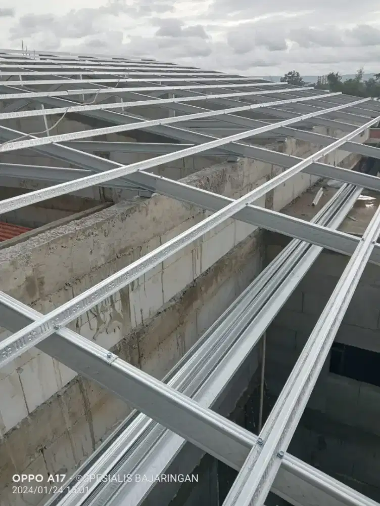 BONGKAR PASANG ATAP BAJA RINGAN TERPASANG