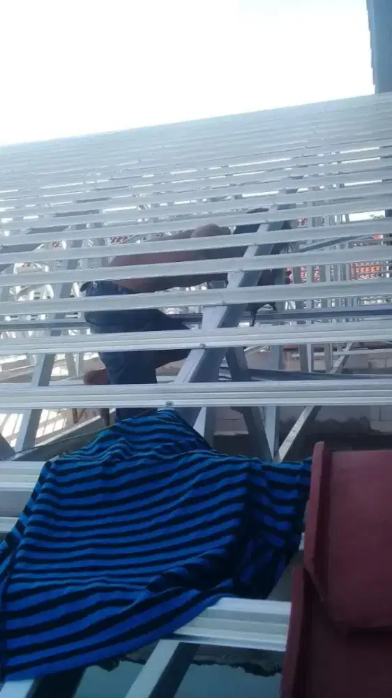 Pemasangan rangka atap baja ringan