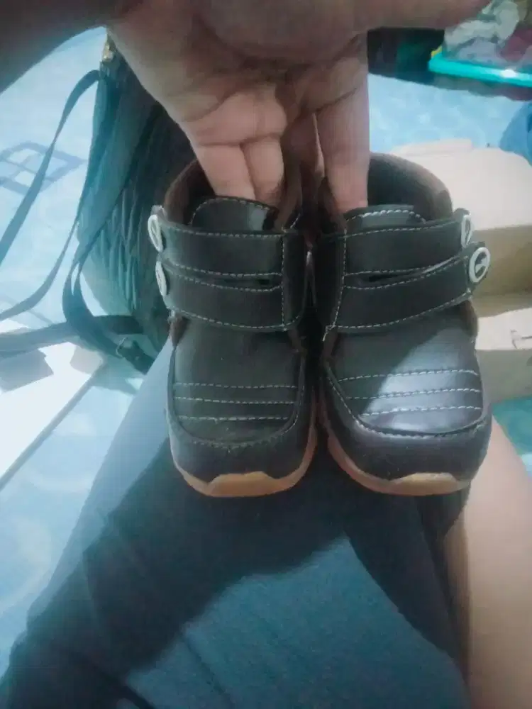 Sepatu anak laki laki warna hitam list ciklat