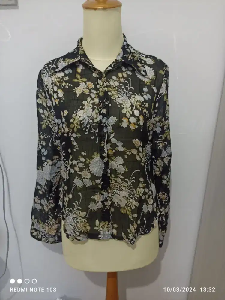 Kemeja bunga import second brand size M