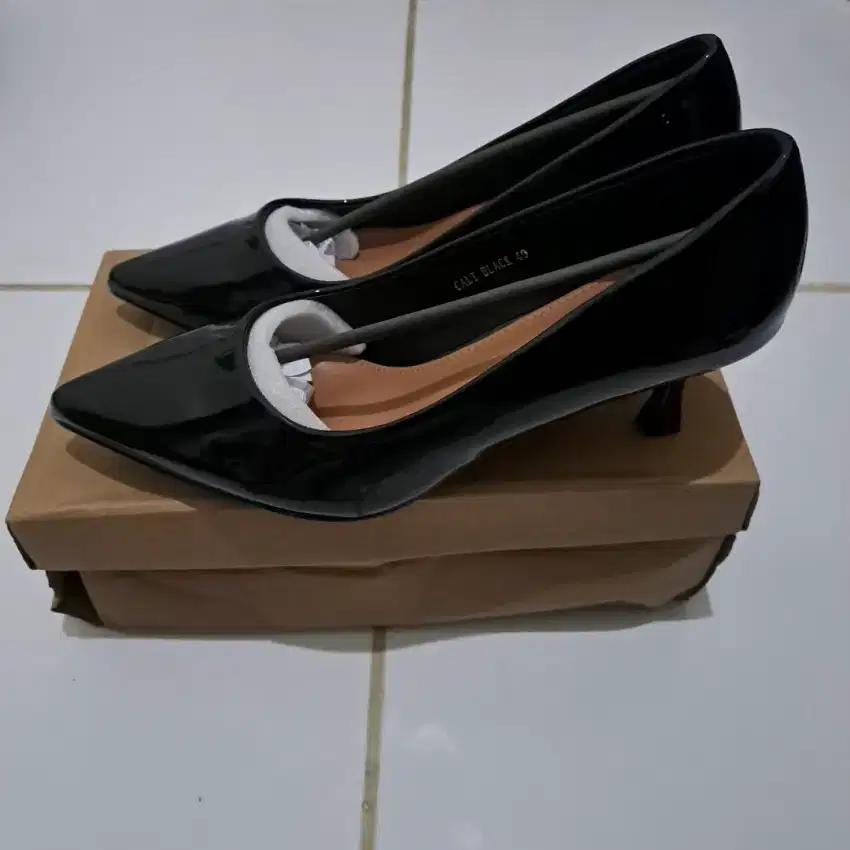 Sepatu High Heels Hitam