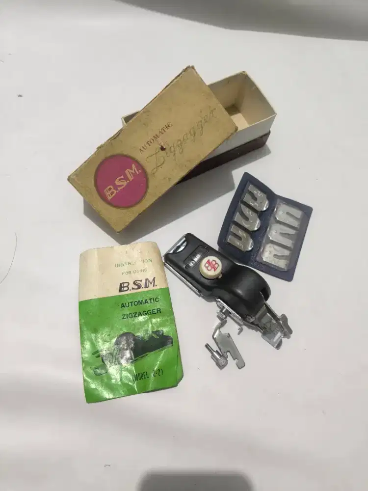 Perlengkapan Mesin jahit zigzag jadul Vintage BSM automatic zigzagger