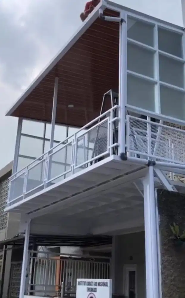Mezzanine lantai 2. Kanopi balkon. Kanopi minimalis. Pagar gerbang