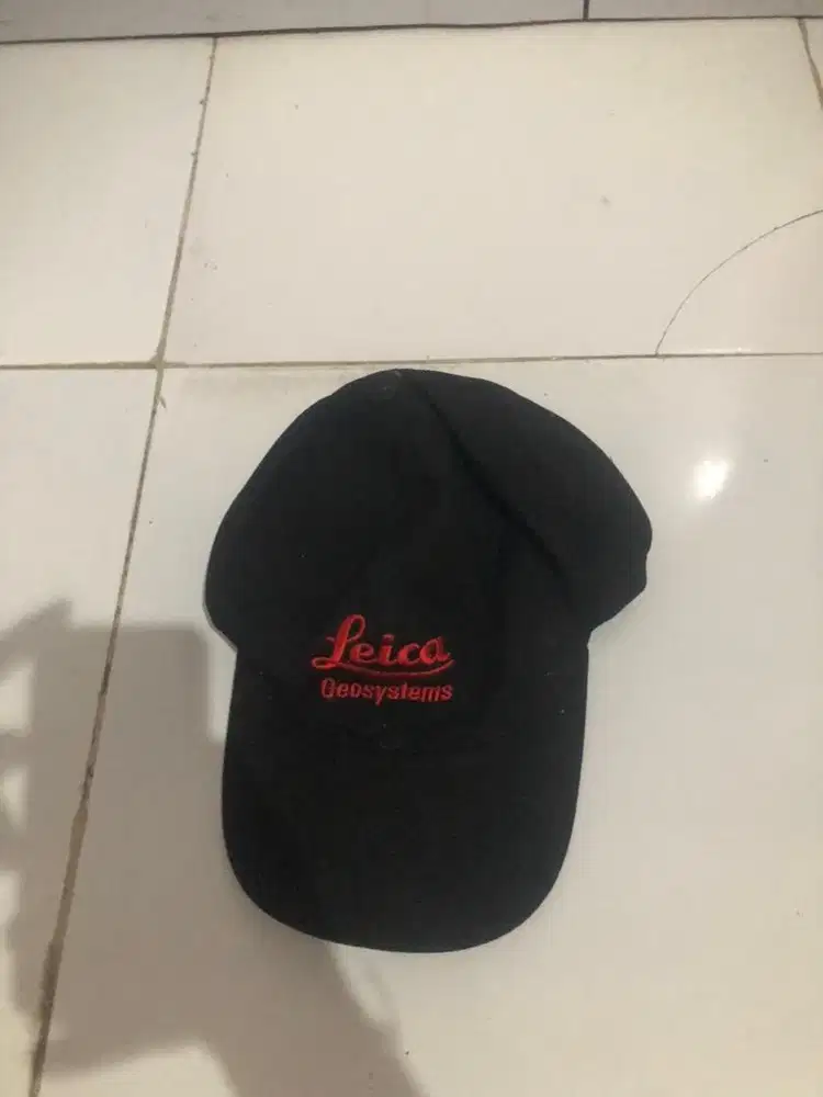 Topi Leica Hitam