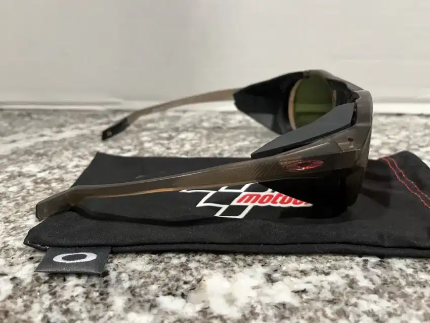 Kacamata sunglasses oakley x motogp, softcase uniqlo