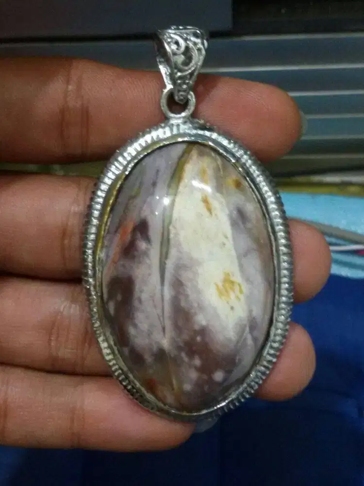 Liontin batu akik motif wanita