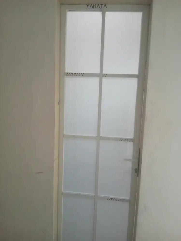 Pintu kaca kamar mandi