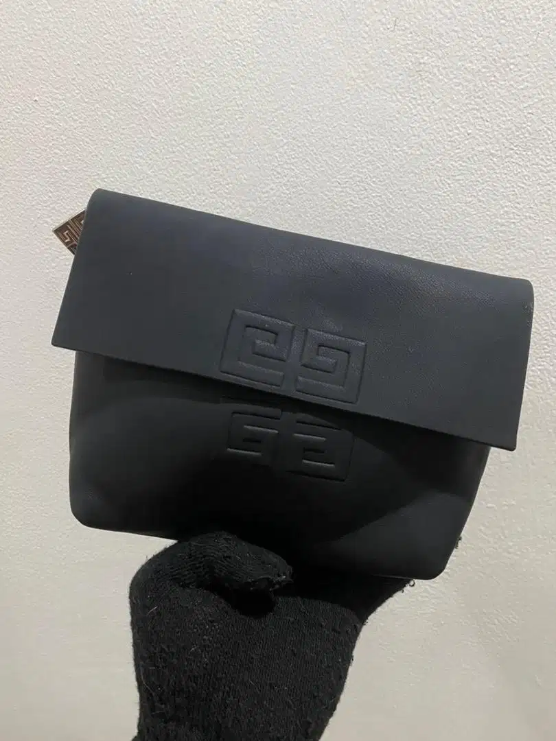 Pouch givenchy leather original (sale)