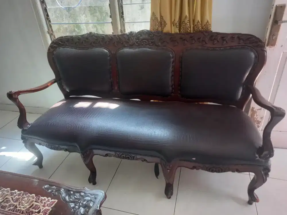 Dijual 1 Set sofa dari kayu jati tua masih bagus