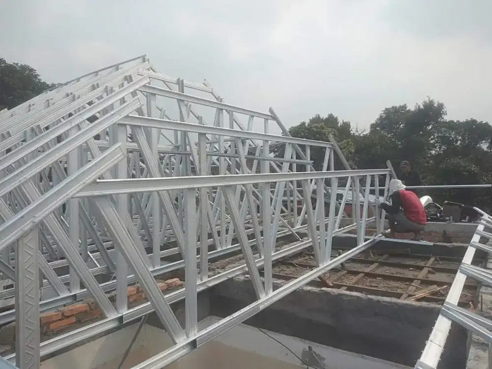 Pemasangan rangka atap baja ringan