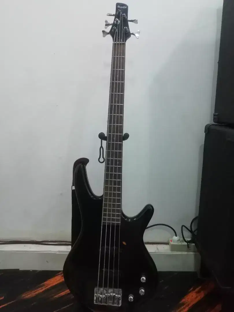 Ibanez gio 5 string