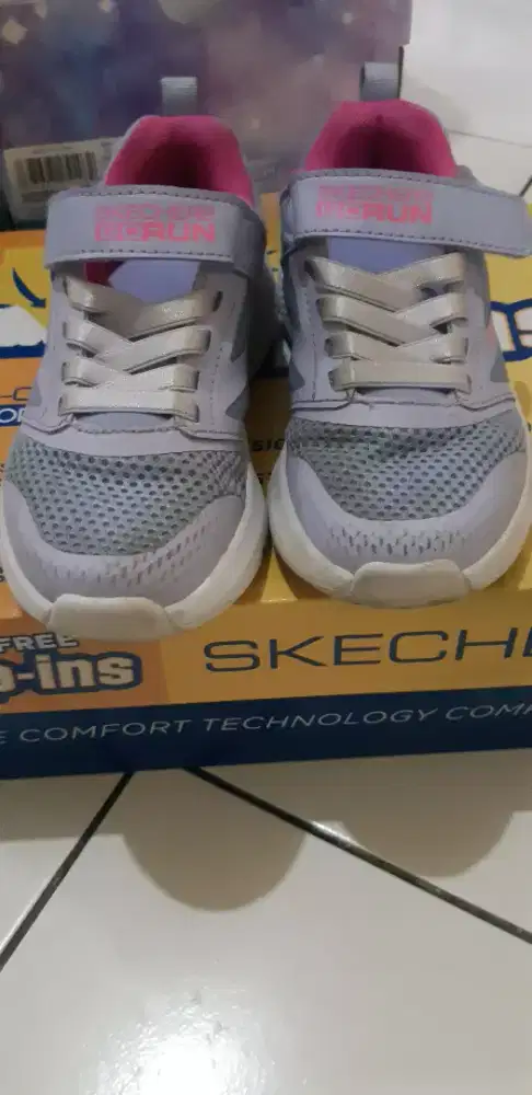 Sepatu skechers anak