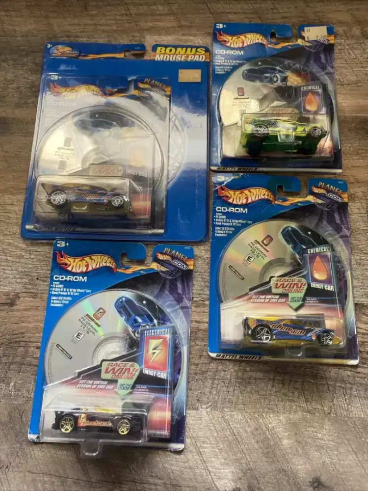 Diecast hotwheels mainan mobil one piece, with dvd