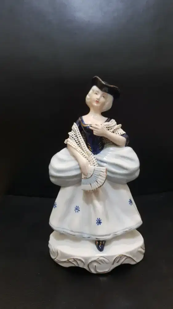 patung porselen antik / kuno wanita bertopi