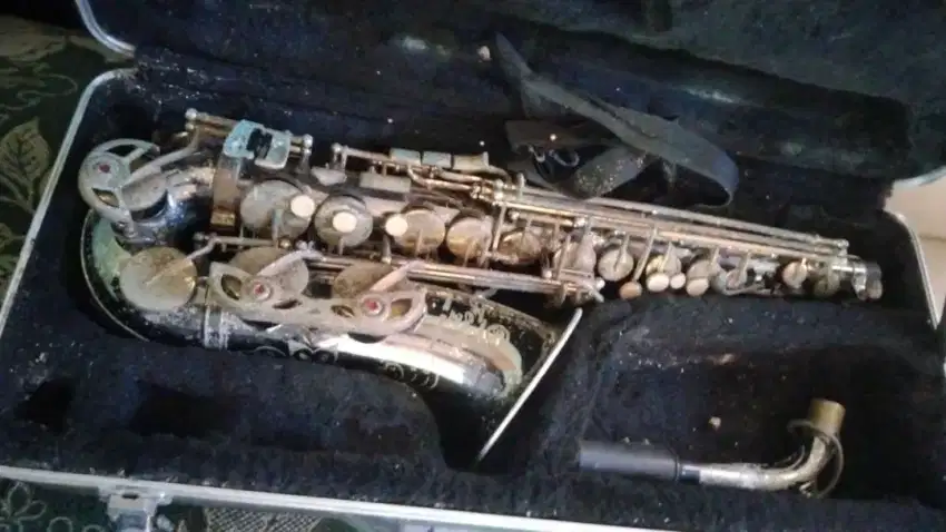 Jual beli saxophone