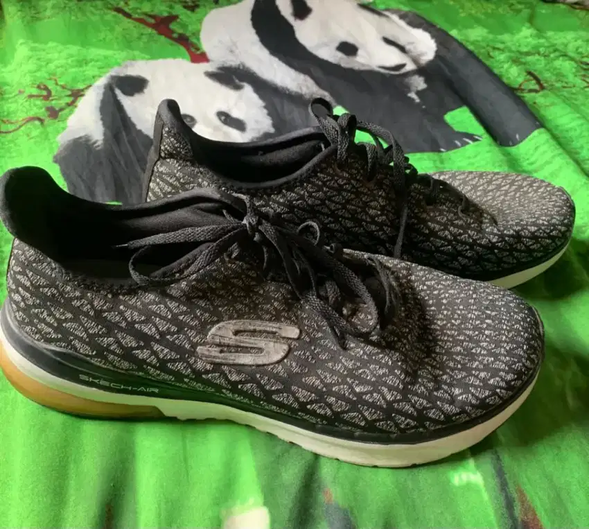Jual sepatu cewek ukuran 39 merek skech - air, kondisi masih bagus.