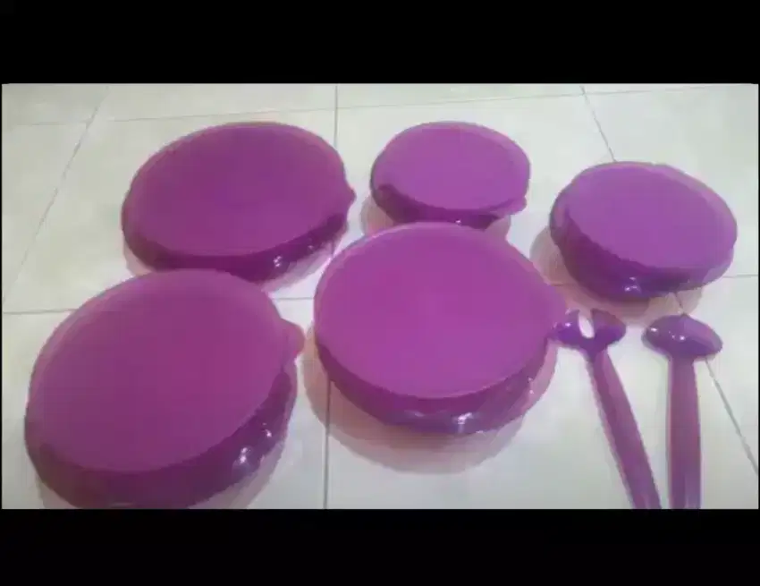 Tupperware ungu 1 set.