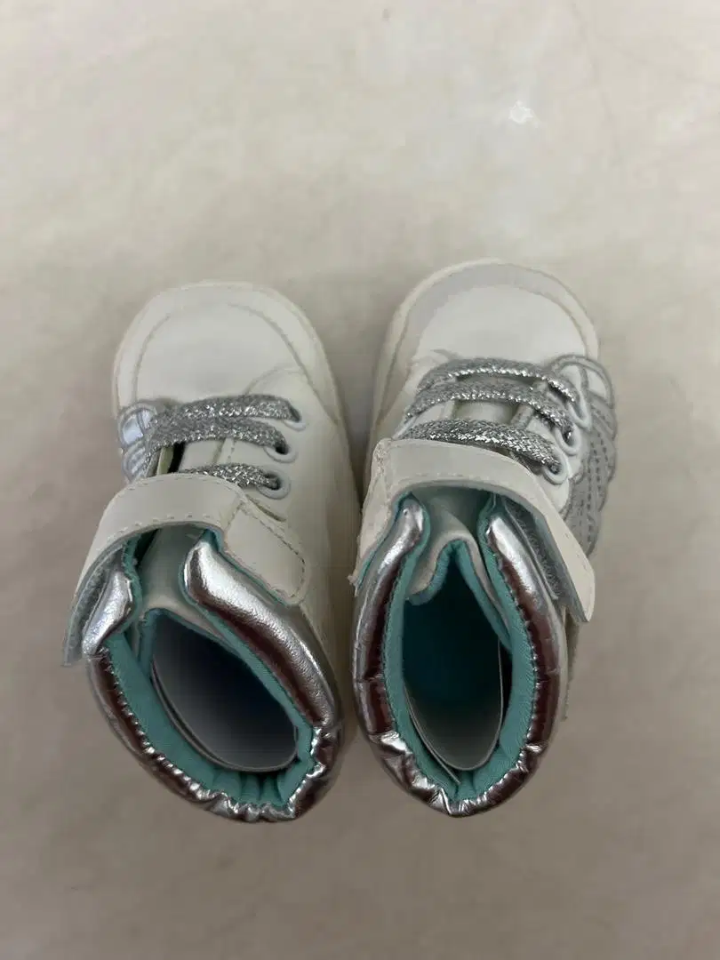 Sepatu anak sayap putih