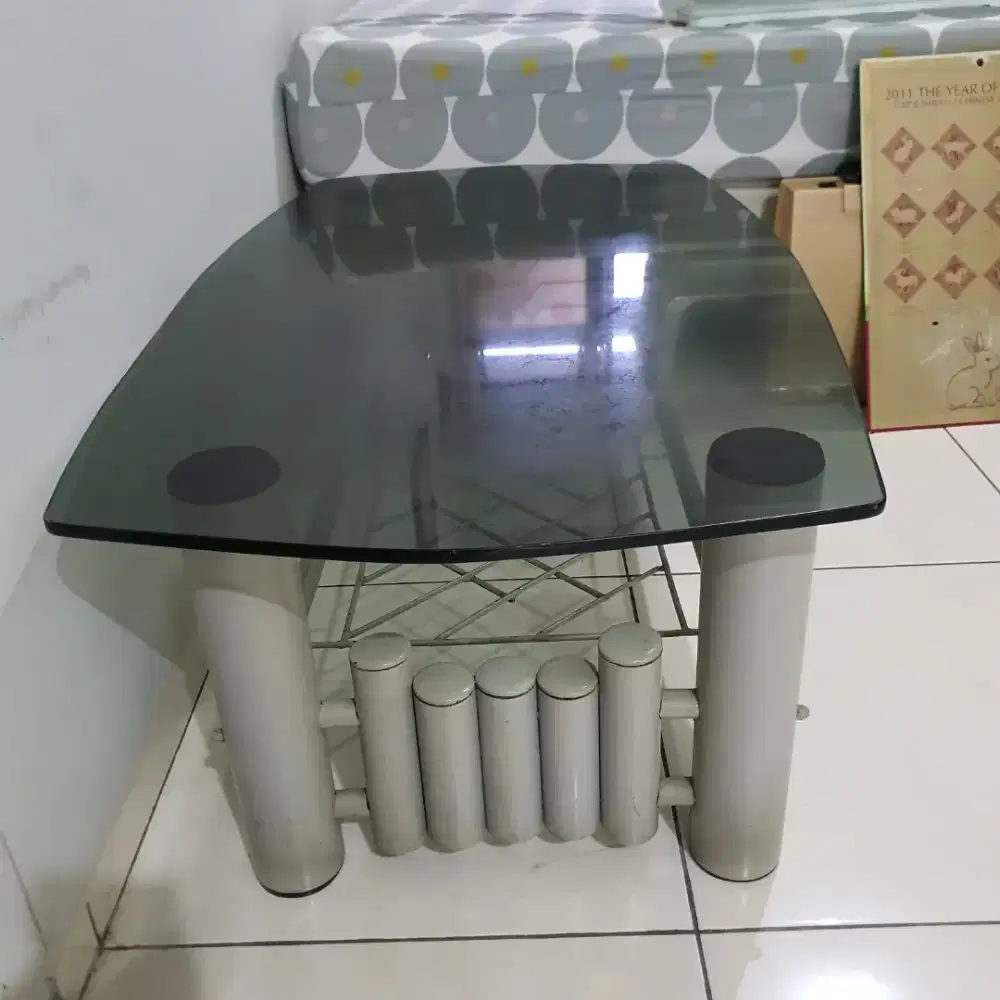 Meja kaca ruang tamu