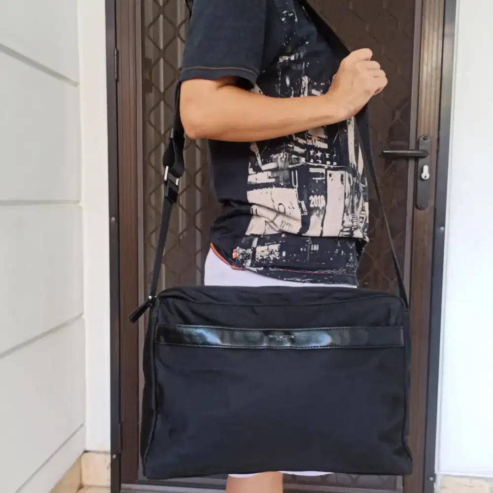 Tas selempang michael kors messenger