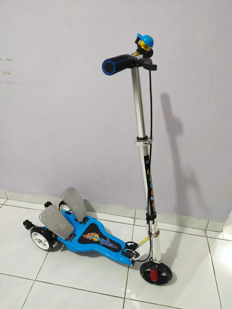 Scooter pedal pijak