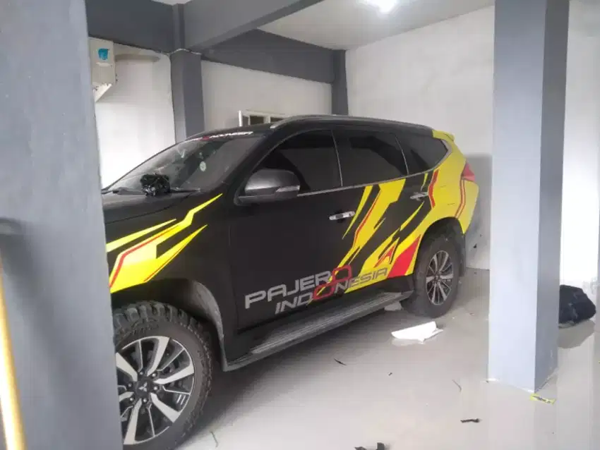 Pemasangan sticker mobil panggilan