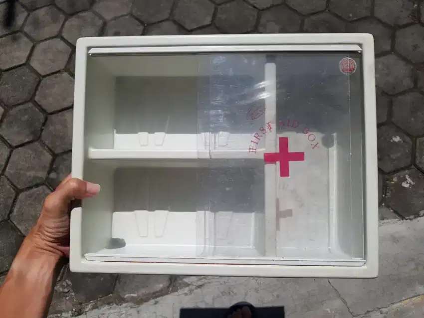 Kotak obat P3K dinding