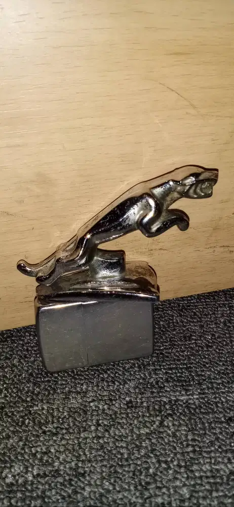 Pajangan meja singa bahan logam