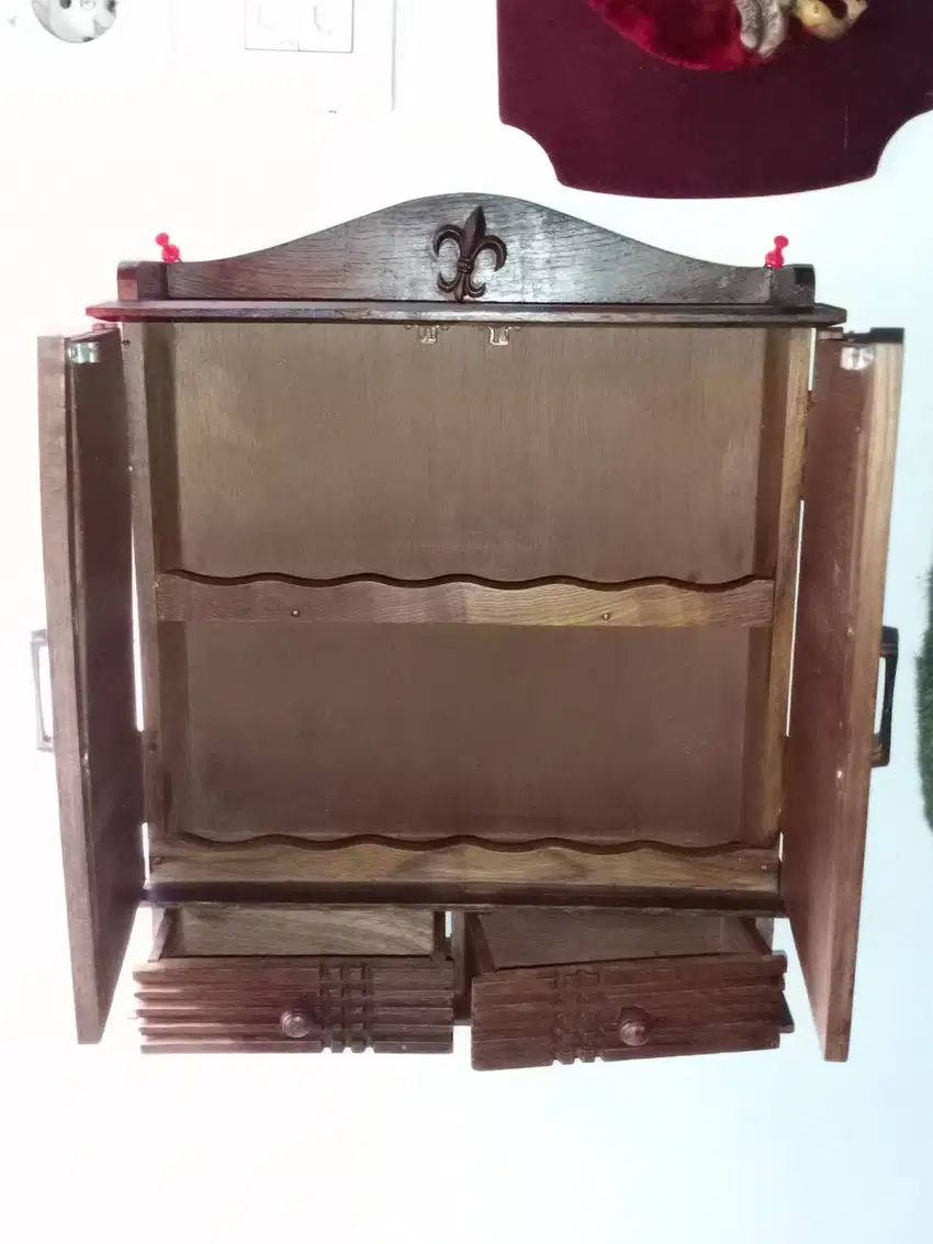 Lemari kayu bentuk pintu lengkap laci