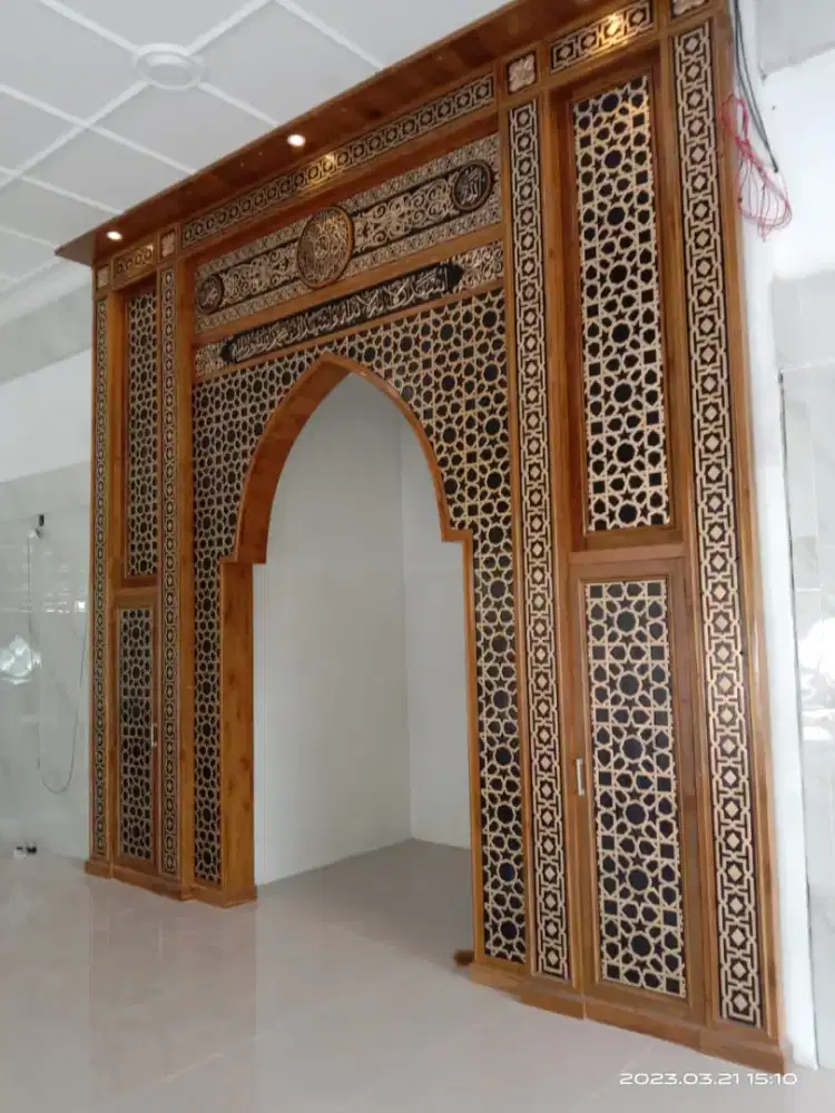 Mihrob masjid mihrob ukir ornamen kaligrafi material kayu jati tpk