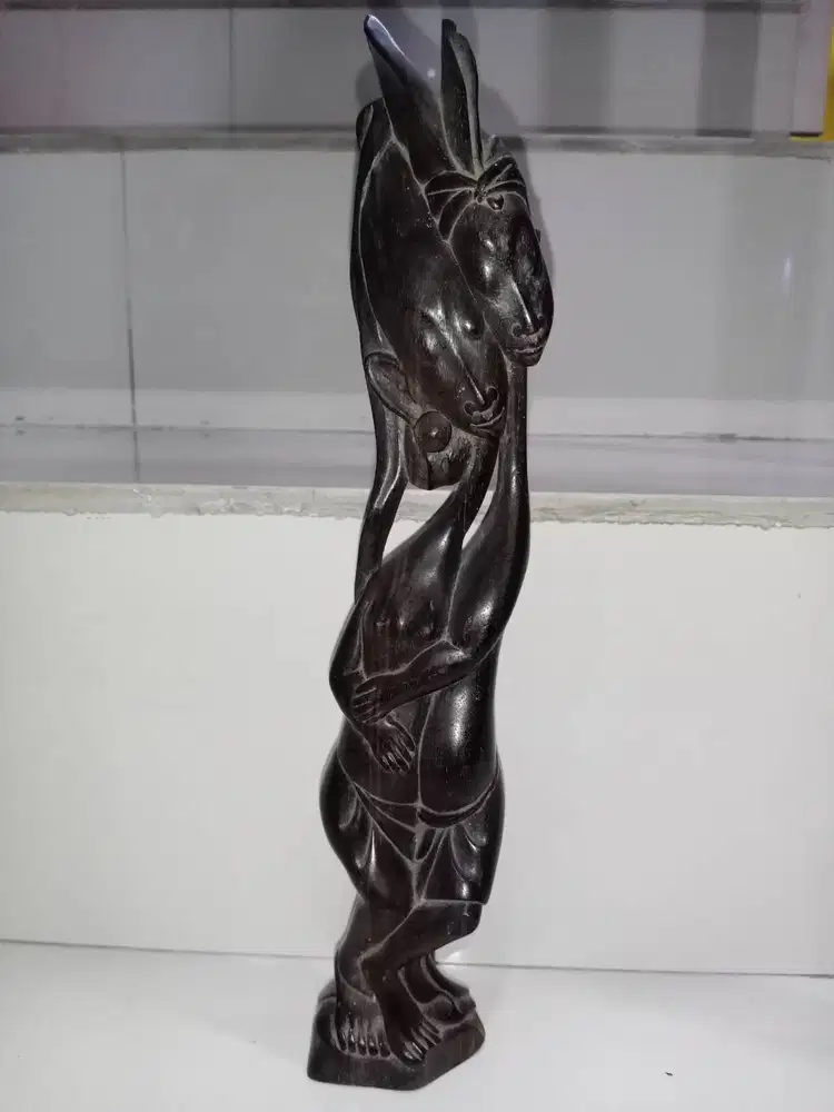 Patung kayu eama shinta (dua)