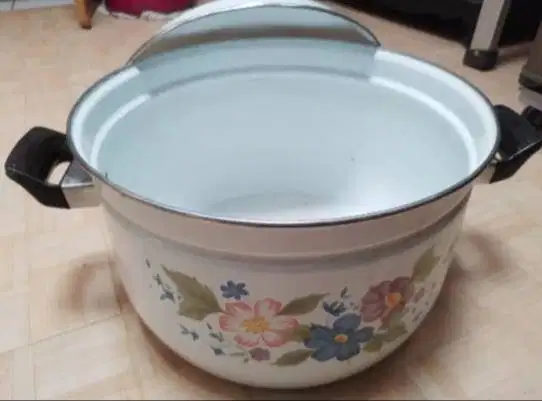 Panci lurik besar dan panci enamel besar