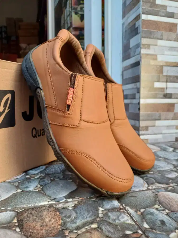 Sepatu kulit slip on santai kerja