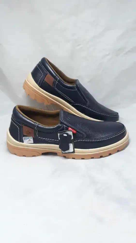 Sepatu kulit elastis santai kerja