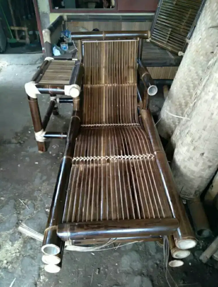 Kursi santai bambu hitam