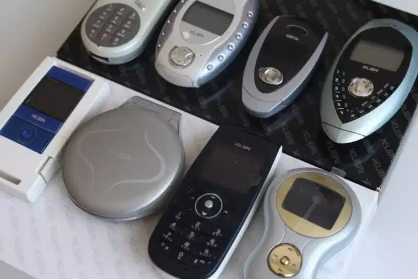 handphone antik dari nokia, siemens, samsung, LG, iPhone, iPod