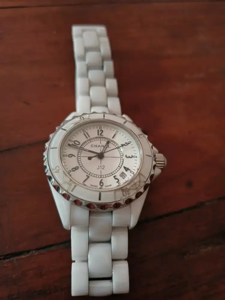 Jam tangan Chanel j12