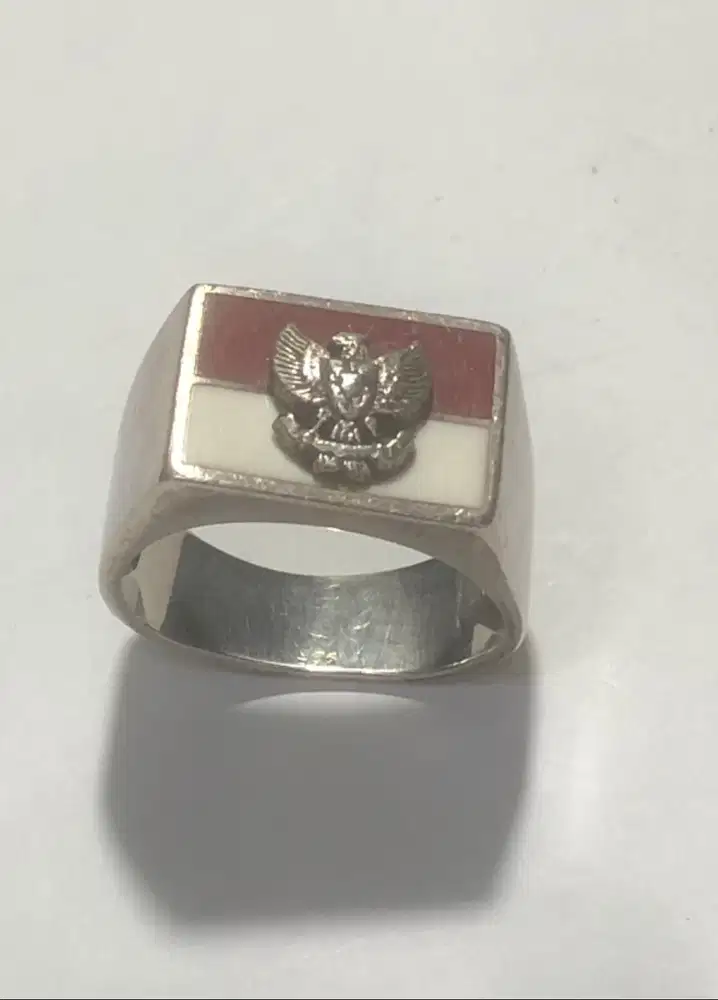 Cincin metal merah putih
