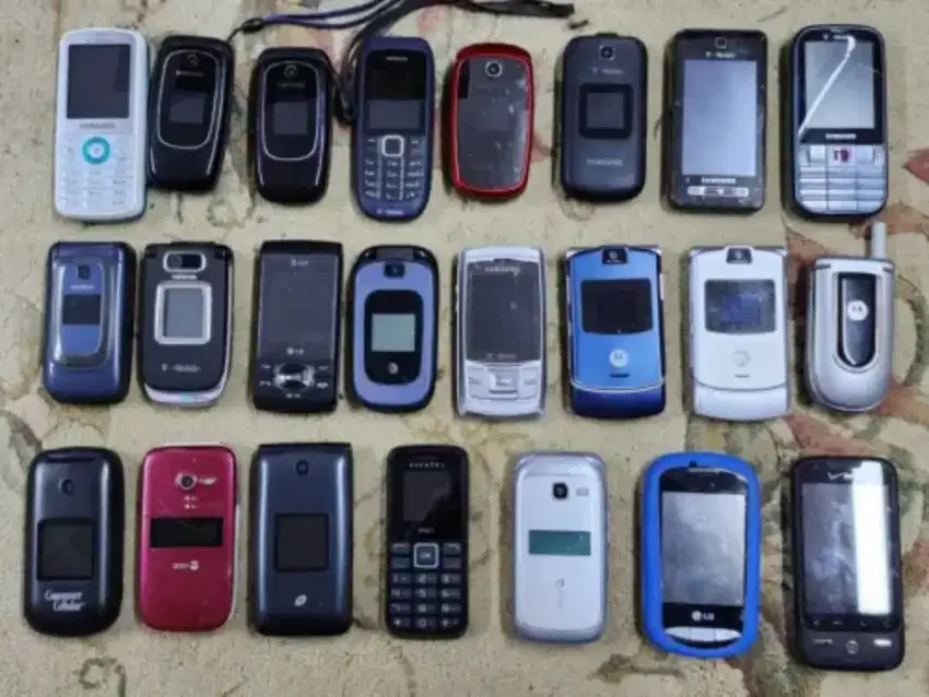 Vintage handphone dari nokia, blackberry, samsung, motorola