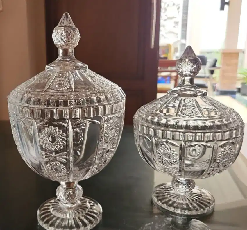 Sepasang toples dari bahan kristal