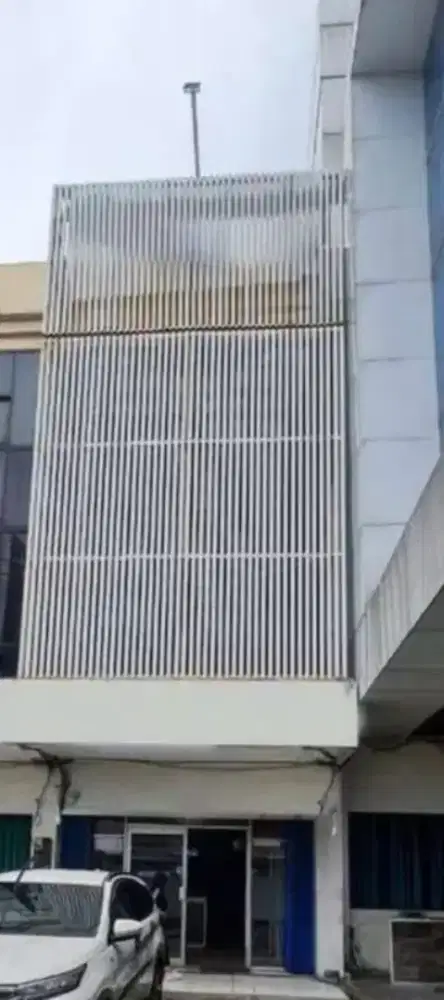 Jual ruko 3 lantai , di bawah  NJOP tiap lantai ada kmr mandi